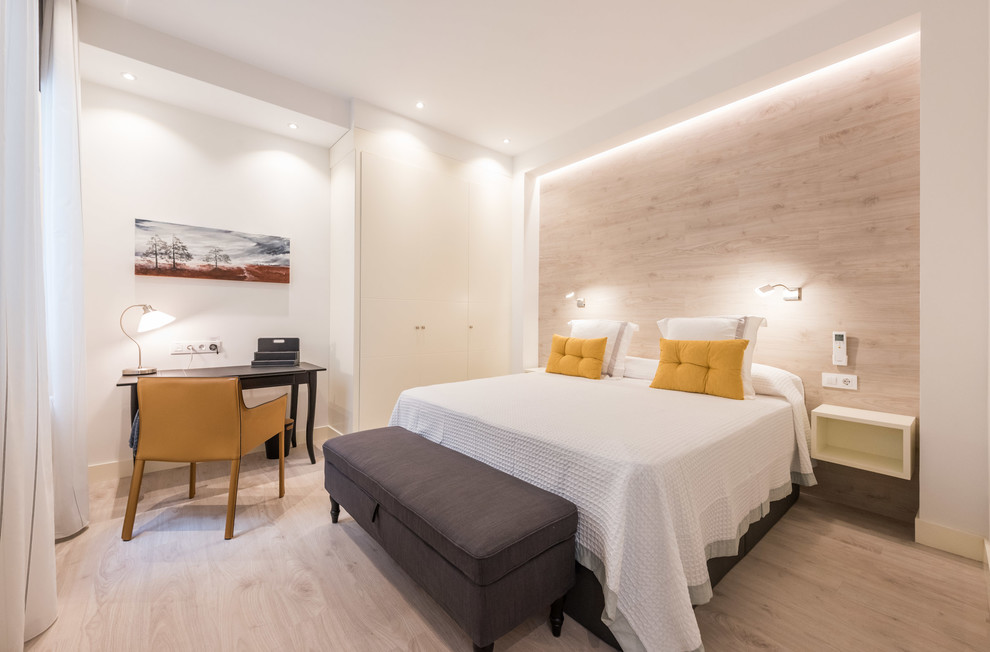 Идея дизайна: хозяйская спальня среднего размера в стиле неоклассика (современная классика) с белыми стенами и светлым паркетным полом без камина