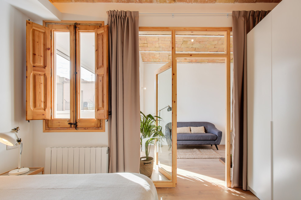 バルセロナにある地中海スタイルのおしゃれな寝室のレイアウト