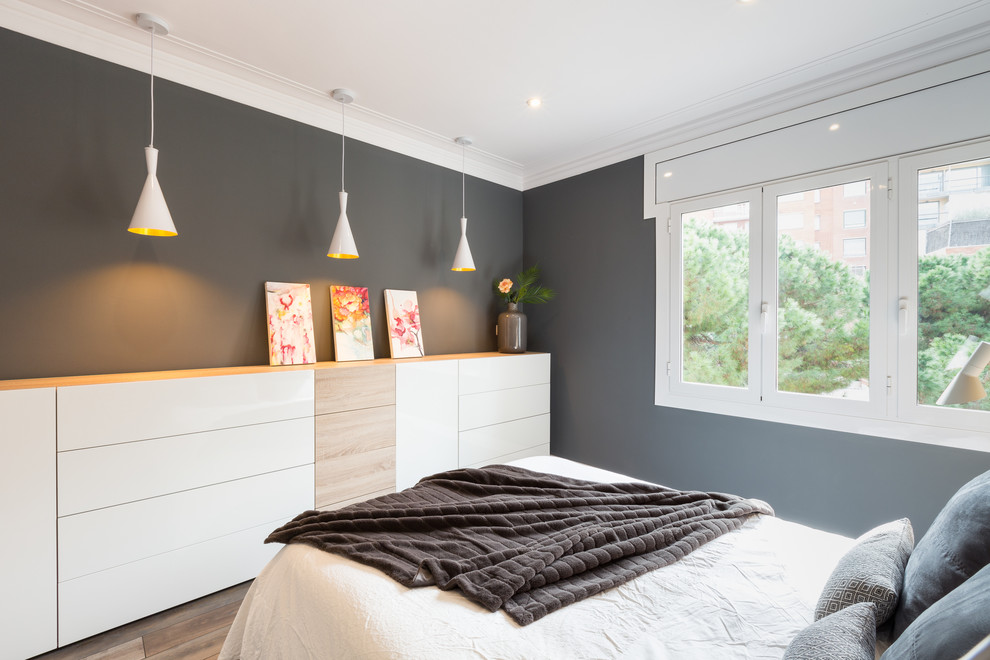 Diseño de dormitorio principal actual de tamaño medio con paredes grises