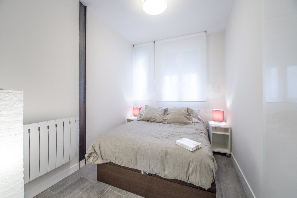 Diseño de dormitorio principal escandinavo pequeño sin chimenea con paredes blancas y suelo de baldosas de cerámica