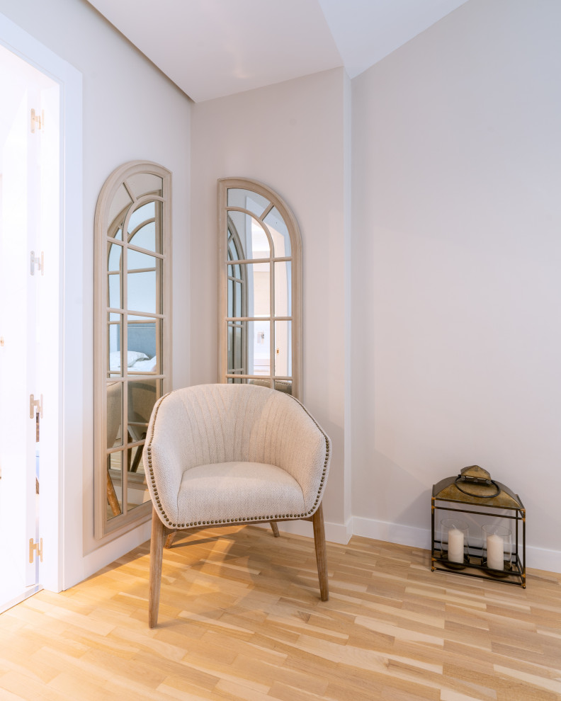 Esempio di una grande camera matrimoniale design con pareti beige, parquet chiaro e pavimento marrone