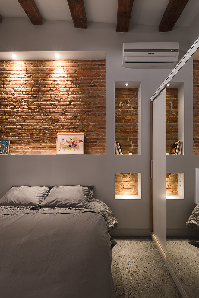 На фото: хозяйская спальня среднего размера в стиле лофт с разноцветными стенами и серым полом без камина