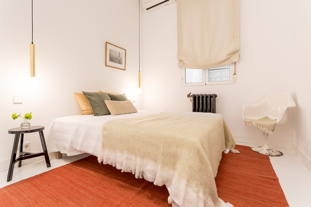 Mittelgroßes Mediterranes Hauptschlafzimmer ohne Kamin mit weißer Wandfarbe und weißem Boden in Madrid