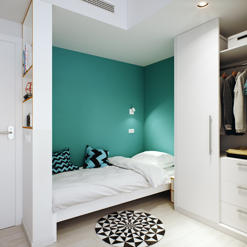 Esempio di una piccola camera da letto stile loft nordica con pavimento in legno verniciato