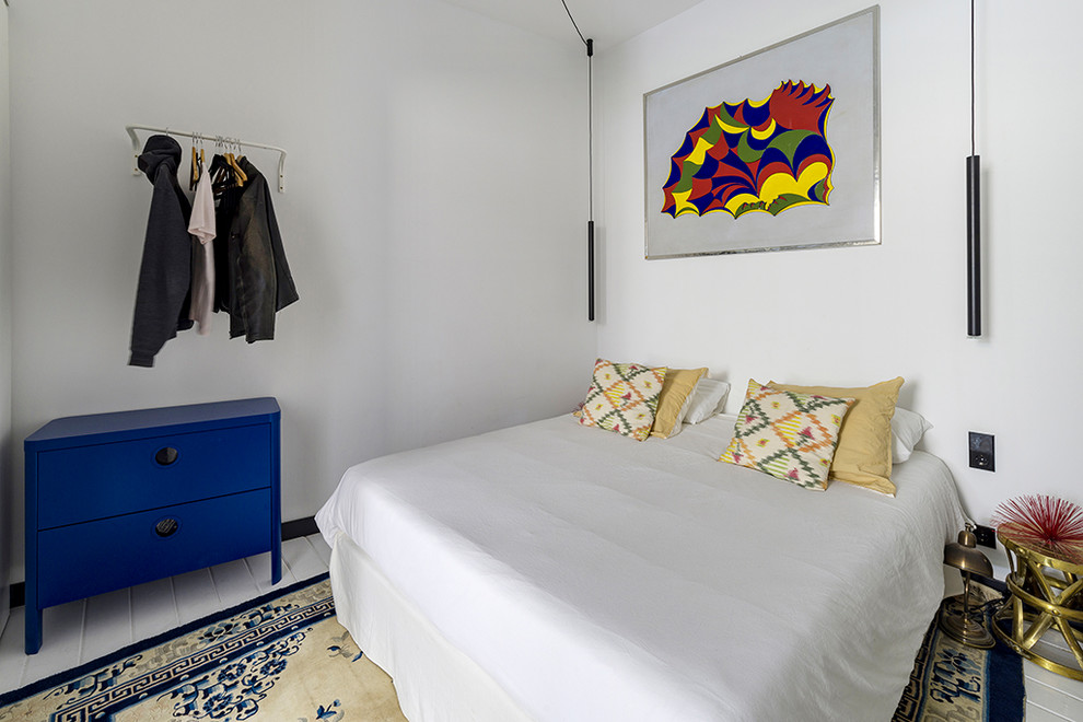 Idee per una camera da letto boho chic con pareti bianche, parquet chiaro e pavimento bianco