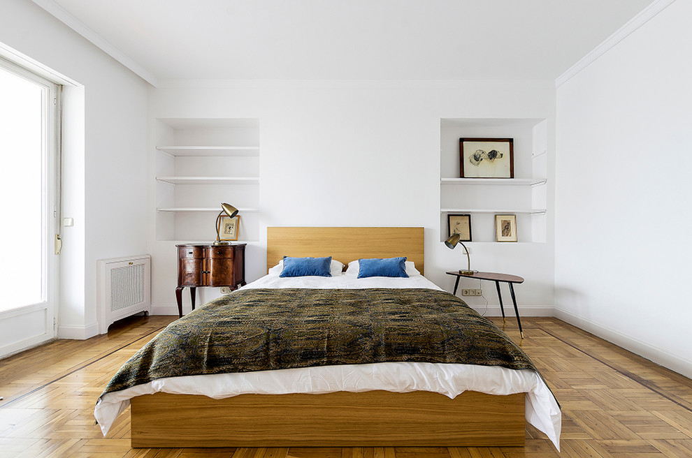マドリードにある広い北欧スタイルのおしゃれな主寝室 (白い壁、無垢フローリング、暖炉なし) のインテリア