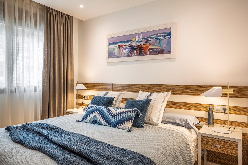 Großes Modernes Schlafzimmer im Loft-Style mit beiger Wandfarbe, braunem Holzboden und Tapetenwänden in Alicante-Costa Blanca