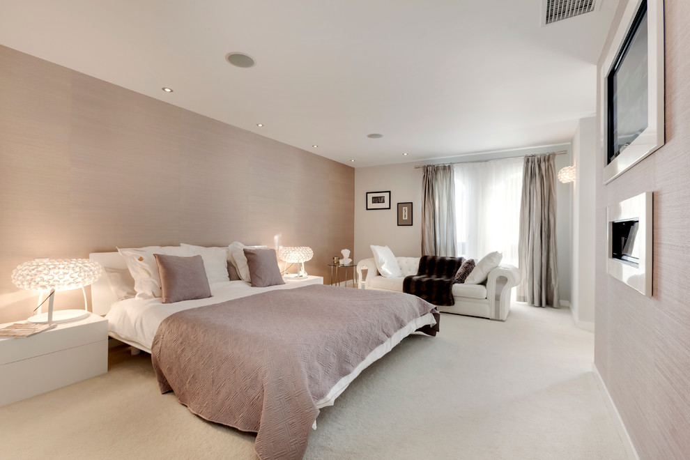 Стильный дизайн: большая хозяйская спальня в современном стиле с разноцветными стенами и ковровым покрытием без камина - последний тренд