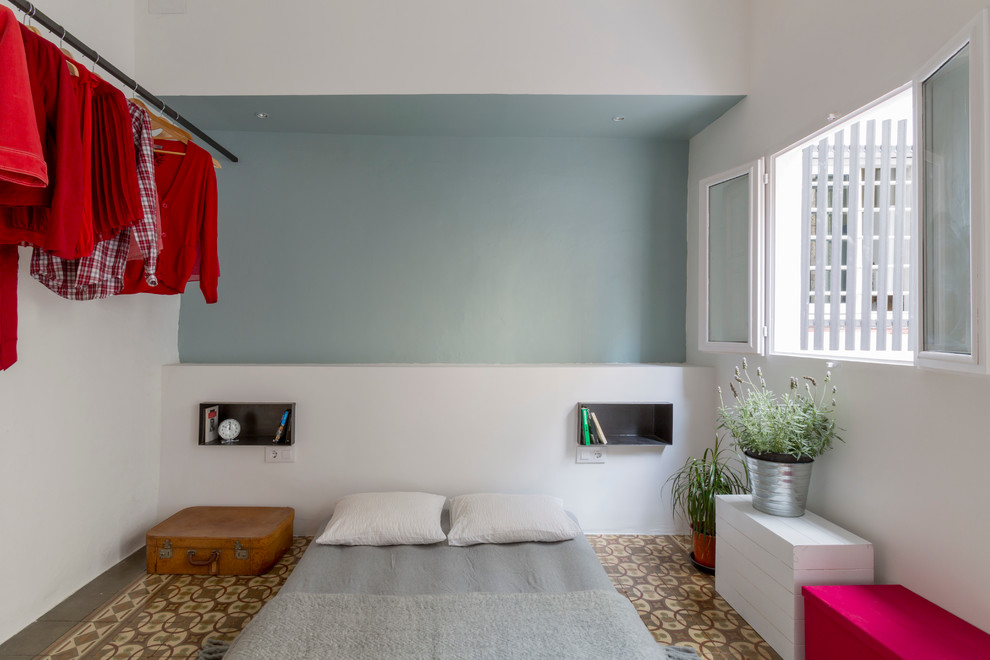 Diseño de dormitorio principal bohemio de tamaño medio sin chimenea con paredes azules y suelo de baldosas de cerámica