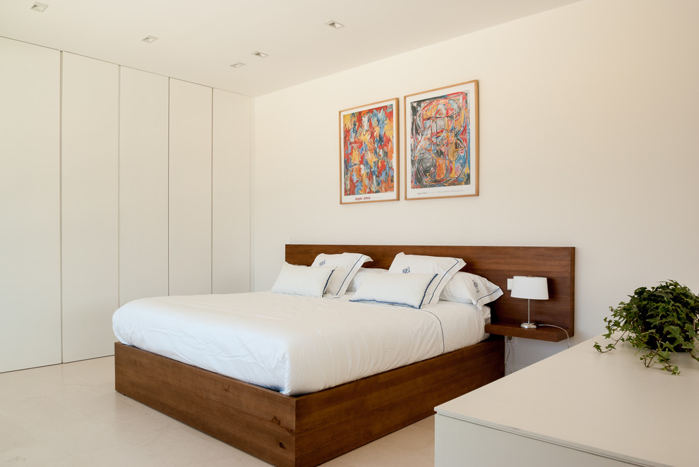 Modelo de dormitorio contemporáneo con paredes blancas y suelo beige
