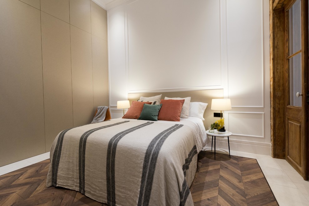 Modernes Hauptschlafzimmer mit weißer Wandfarbe und dunklem Holzboden in Madrid