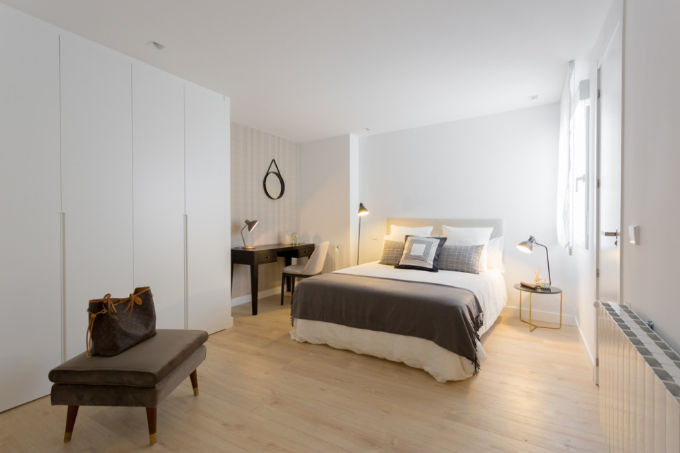 Transitional bedroom photo in Madrid