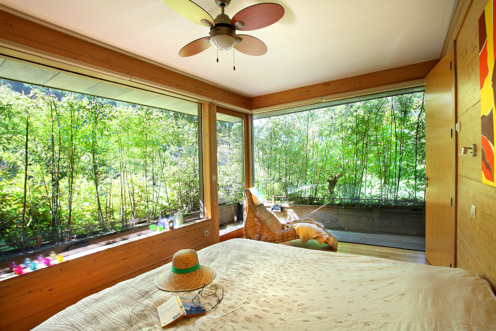На фото: хозяйская спальня среднего размера в восточном стиле с разноцветными стенами, паркетным полом среднего тона и разноцветным полом без камина