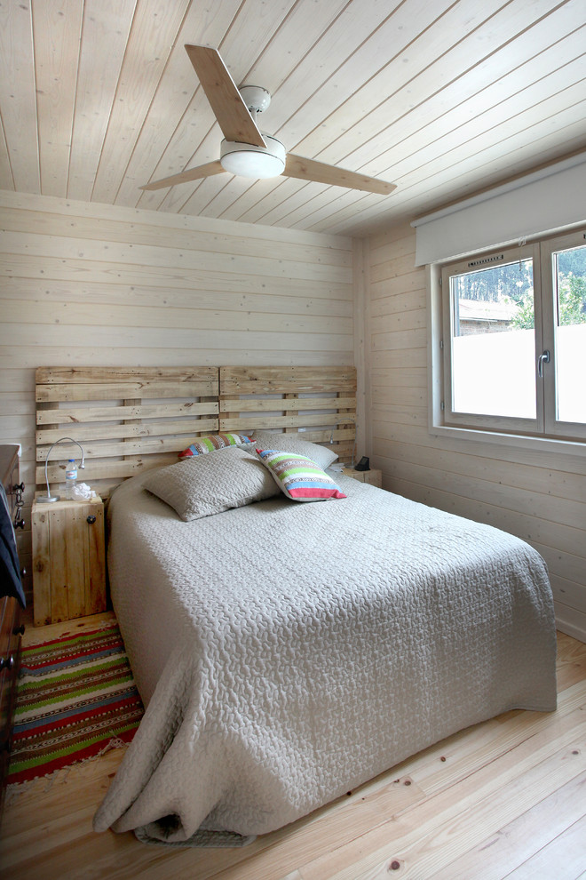 Idée de décoration pour une petite chambre parentale chalet avec un mur beige, parquet clair, aucune cheminée et un sol multicolore.