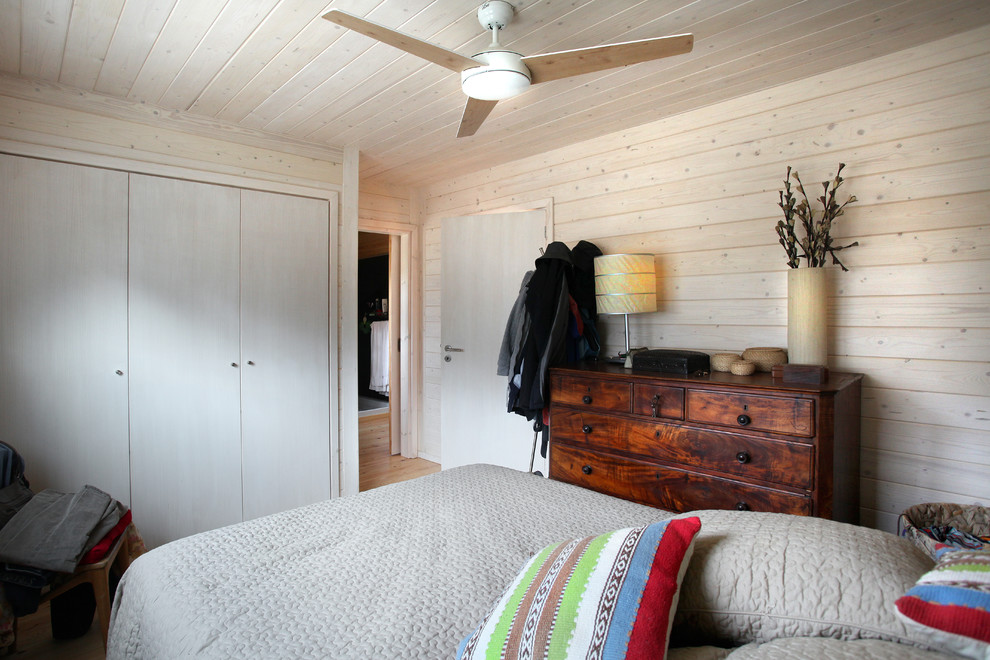 Idées déco pour une petite chambre parentale montagne avec un mur beige, parquet clair, aucune cheminée et un sol multicolore.