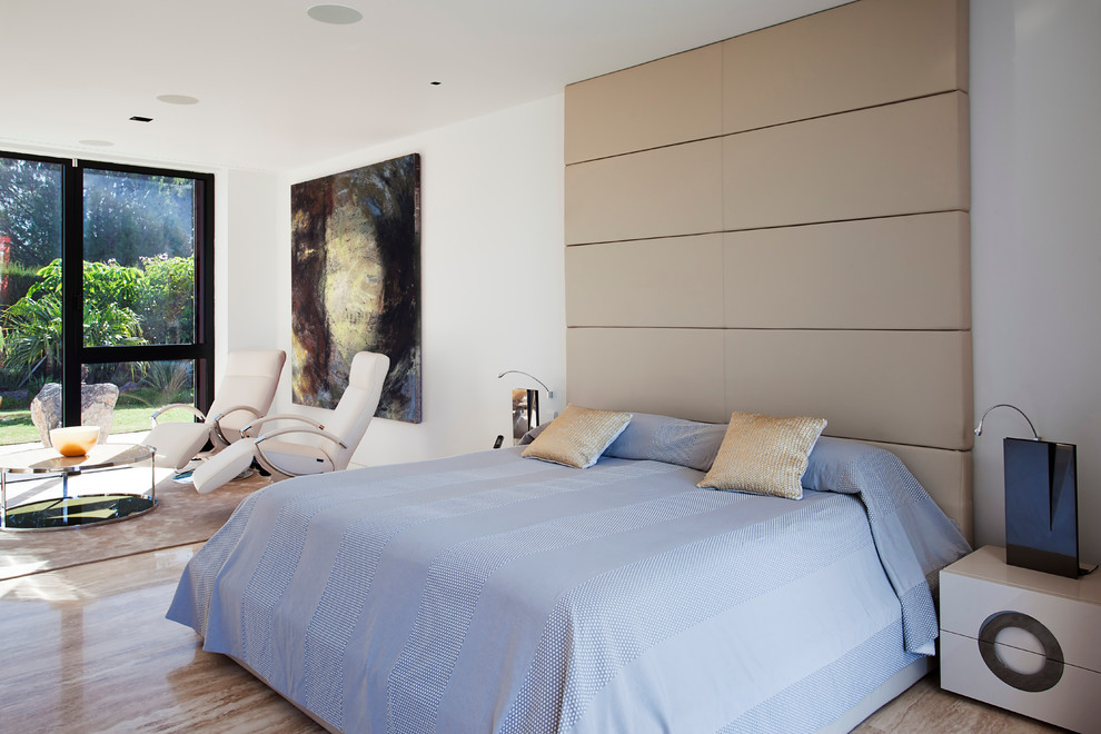 Großes Modernes Hauptschlafzimmer ohne Kamin mit bunten Wänden in Madrid