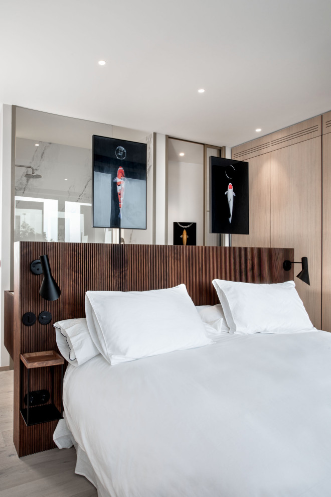На фото: хозяйская спальня среднего размера в современном стиле с белыми стенами и серым полом