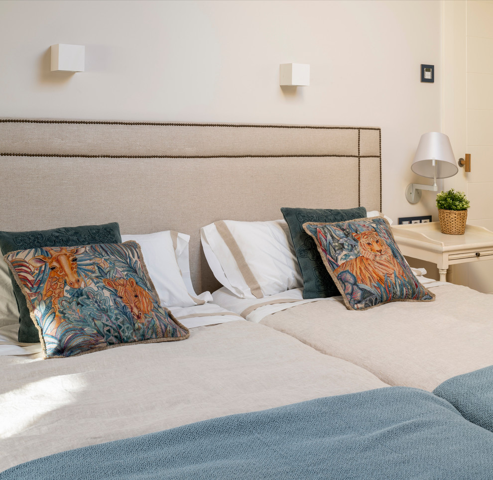 Свежая идея для дизайна: гостевая спальня среднего размера, (комната для гостей) в стиле неоклассика (современная классика) с бежевыми стенами, полом из ламината и коричневым полом без камина - отличное фото интерьера