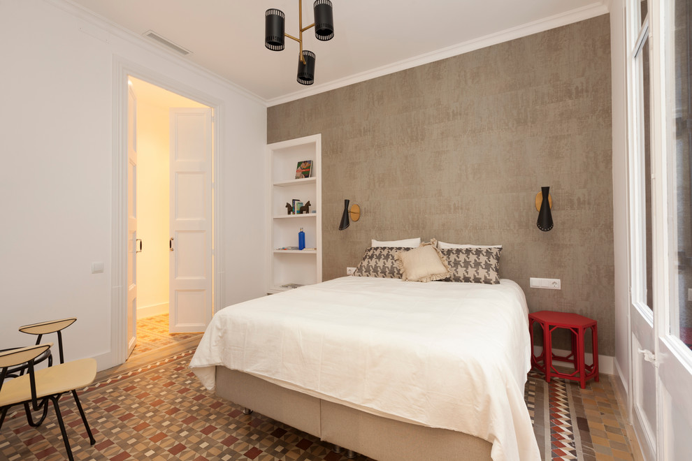Diseño de dormitorio principal tradicional renovado de tamaño medio sin chimenea con paredes blancas y suelo de baldosas de cerámica