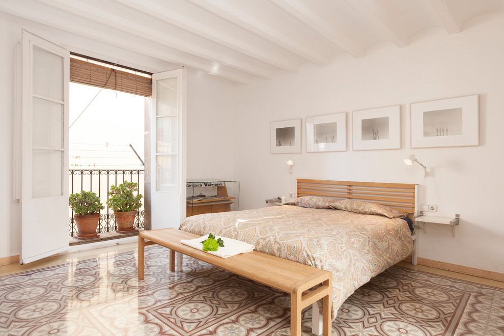 Mittelgroßes Skandinavisches Hauptschlafzimmer ohne Kamin mit weißer Wandfarbe und Keramikboden in Barcelona