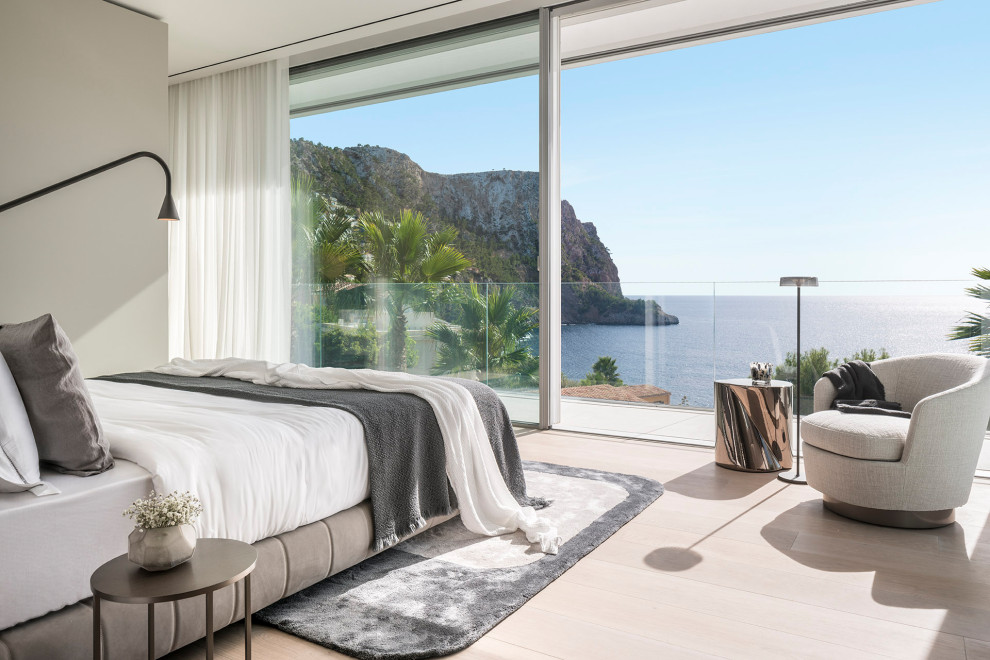 Imagen de dormitorio contemporáneo con paredes grises, suelo de madera clara y suelo beige