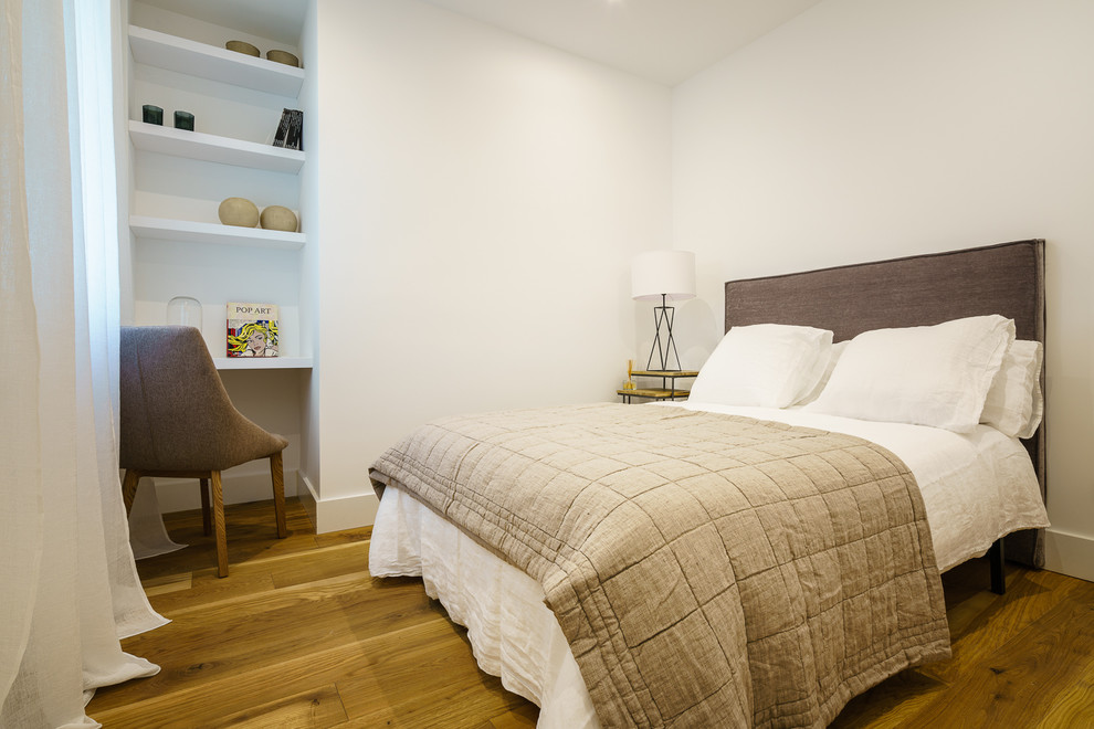Example of a minimalist bedroom design in Madrid