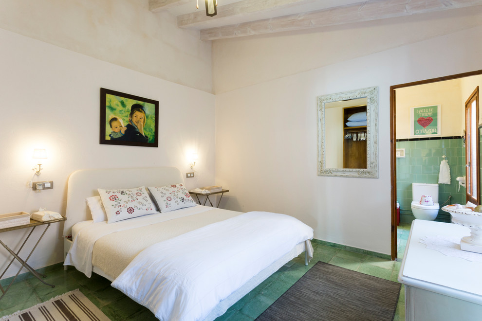 Пример оригинального дизайна: хозяйская спальня в средиземноморском стиле с белыми стенами и зеленым полом