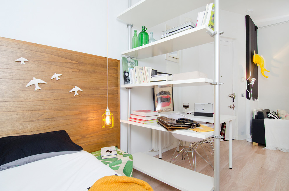 Imagen de dormitorio tipo loft actual pequeño con paredes blancas y suelo de madera clara