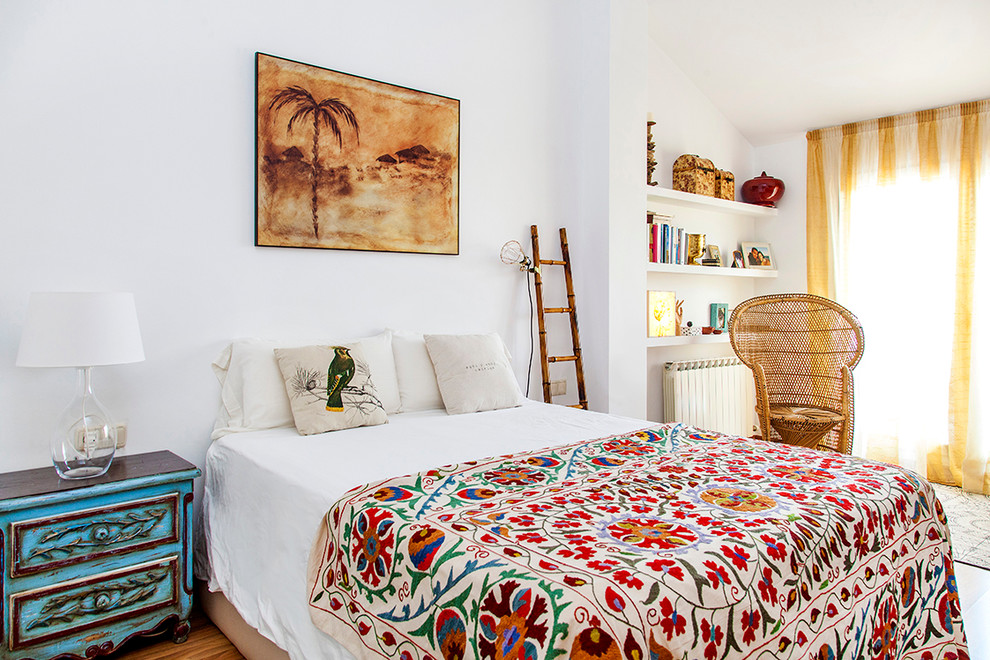 バルセロナにある中くらいな地中海スタイルのおしゃれな主寝室 (白い壁、無垢フローリング、暖炉なし)