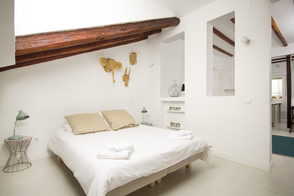 Mittelgroßes Skandinavisches Hauptschlafzimmer ohne Kamin mit weißer Wandfarbe und hellem Holzboden in New York