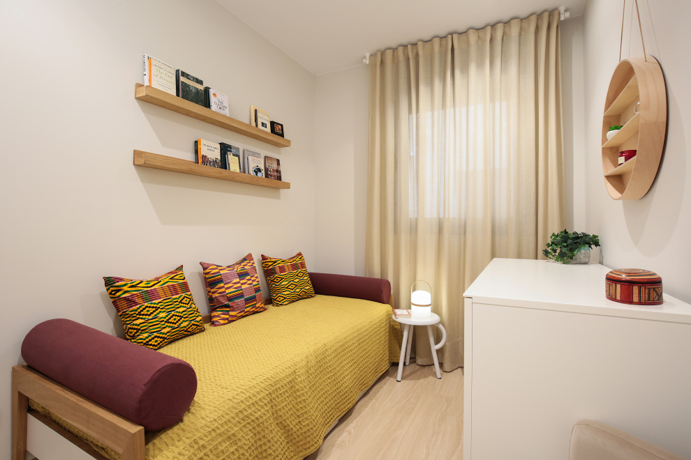 Idee per una camera degli ospiti scandinava di medie dimensioni con pareti beige