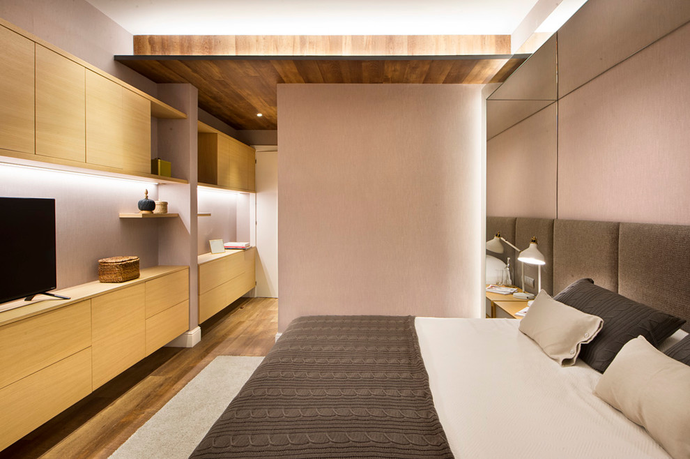 Diseño de dormitorio principal contemporáneo de tamaño medio sin chimenea con suelo de madera en tonos medios