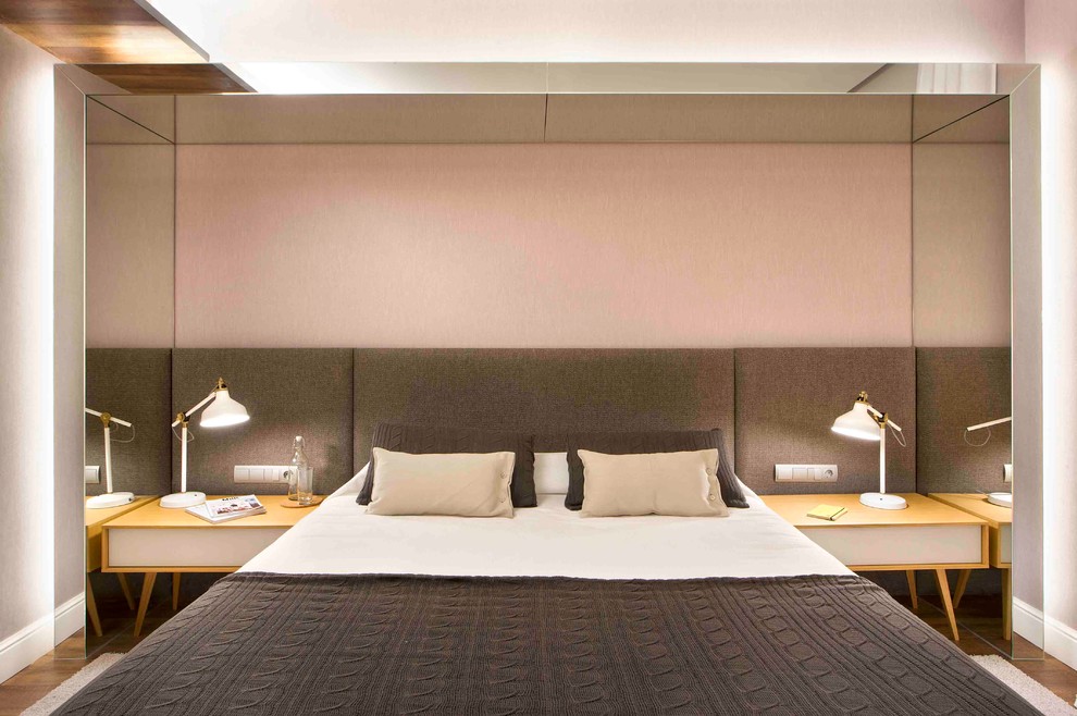 Mittelgroßes Modernes Hauptschlafzimmer ohne Kamin mit braunem Holzboden in Barcelona