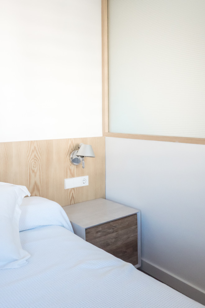 Foto de dormitorio principal nórdico de tamaño medio con paredes blancas, suelo de madera oscura y suelo marrón