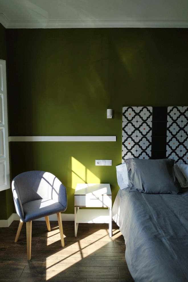 Diseño de dormitorio principal de tamaño medio sin chimenea con paredes verdes, suelo de baldosas de cerámica y suelo marrón