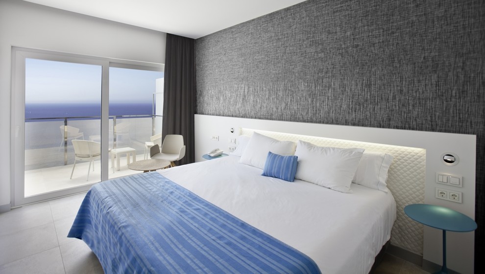 Стильный дизайн: спальня среднего размера в средиземноморском стиле с серыми стенами и белым полом - последний тренд