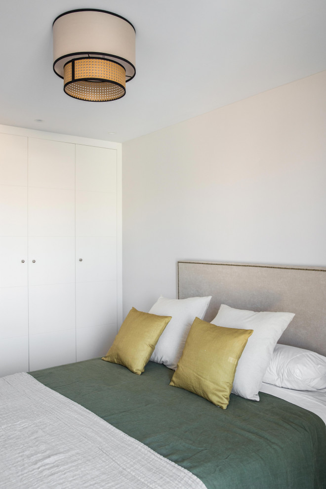 Diseño de habitación de invitados escandinava grande con paredes beige, suelo de madera oscura y suelo marrón