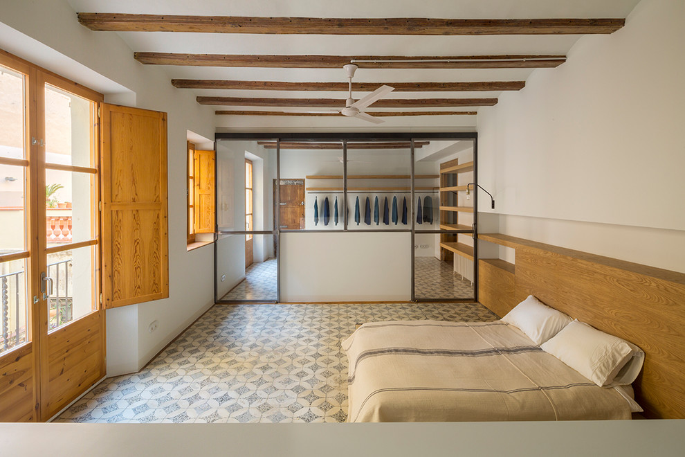 Modelo de dormitorio principal actual grande con paredes blancas, suelo de baldosas de cerámica y suelo multicolor