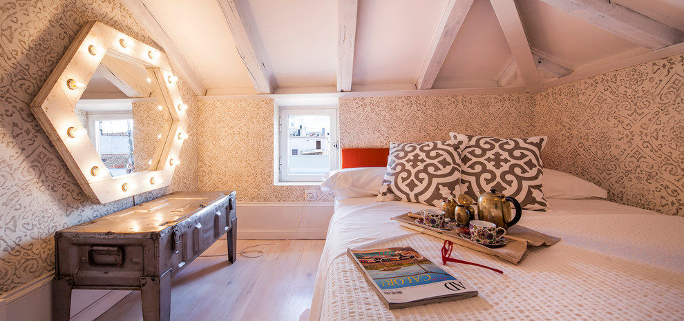 Ejemplo de dormitorio principal bohemio pequeño sin chimenea con paredes grises y suelo de madera clara