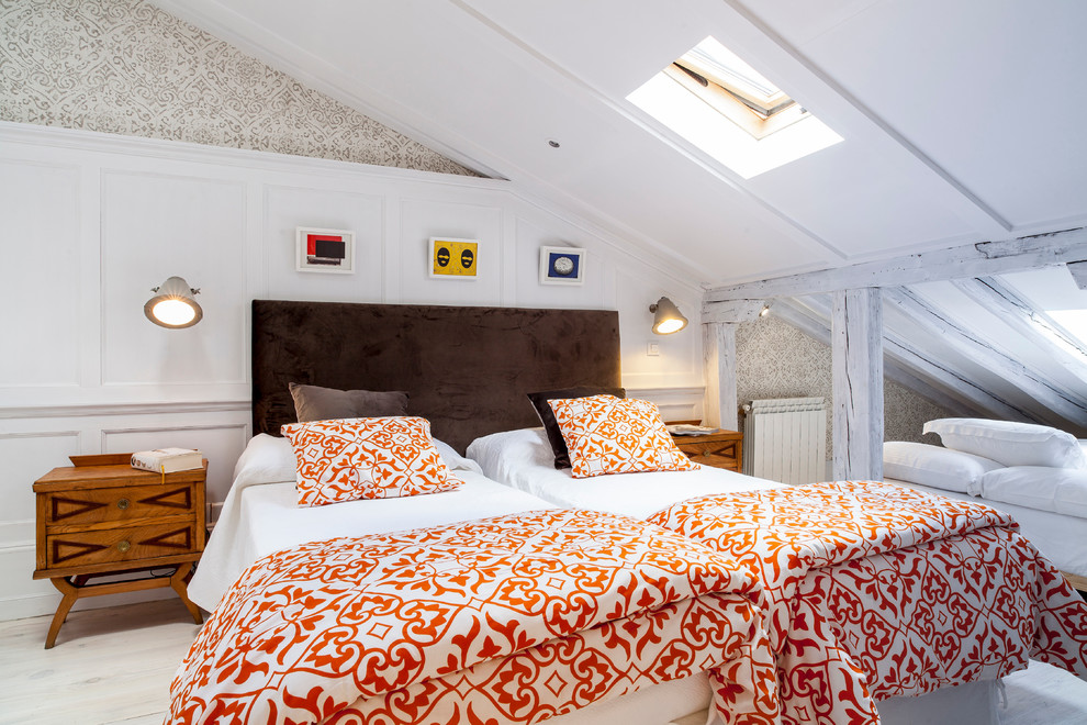 Foto de dormitorio principal clásico renovado de tamaño medio sin chimenea con paredes multicolor y suelo de madera clara