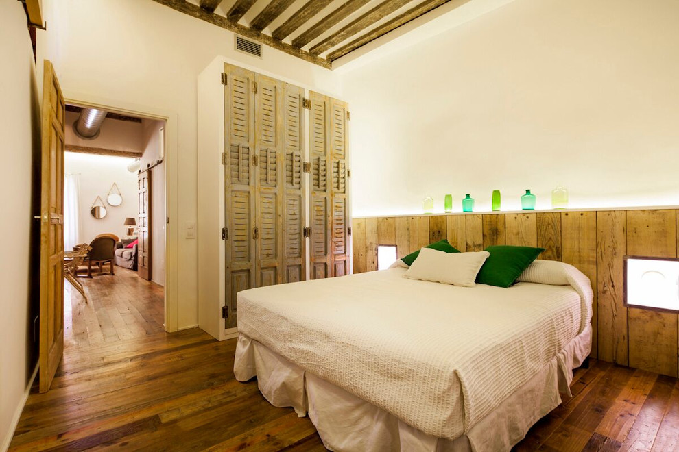 Mittelgroßes Eklektisches Hauptschlafzimmer ohne Kamin mit weißer Wandfarbe und dunklem Holzboden in Madrid