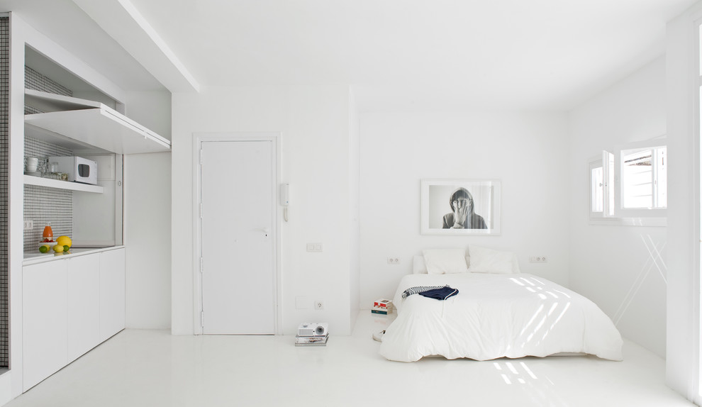 Diseño de dormitorio principal actual de tamaño medio sin chimenea con paredes blancas