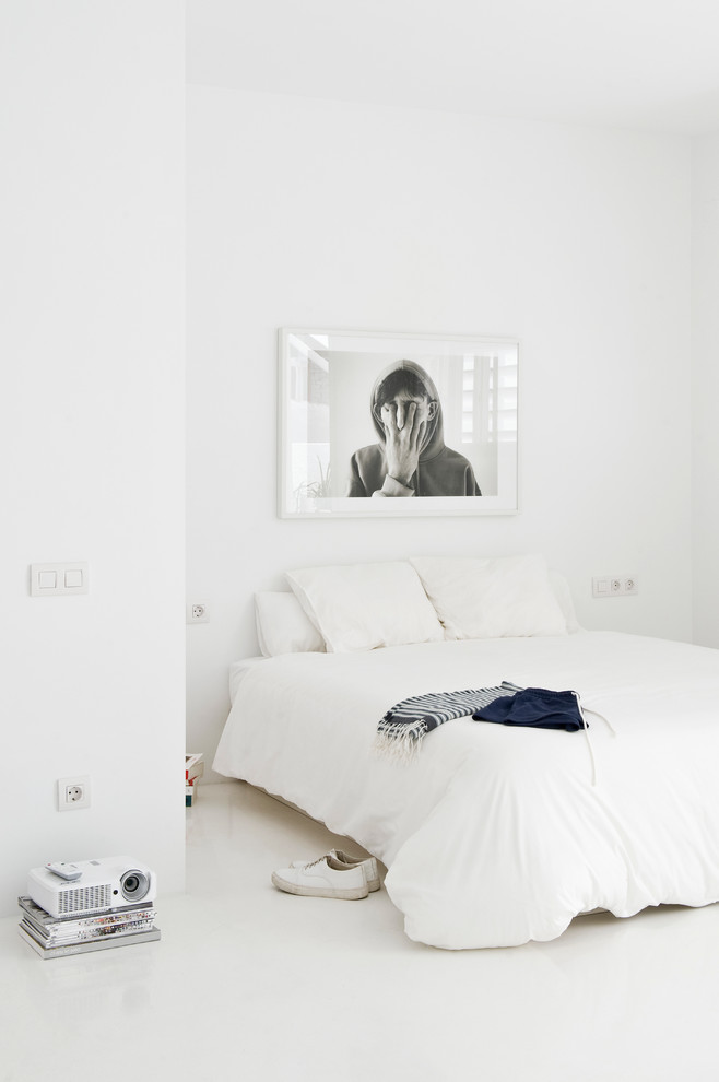 バルセロナにある中くらいなコンテンポラリースタイルのおしゃれな主寝室 (白い壁、暖炉なし) のインテリア