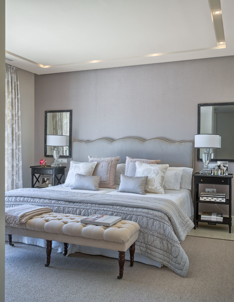 Стильный дизайн: большая хозяйская спальня в классическом стиле без камина - последний тренд