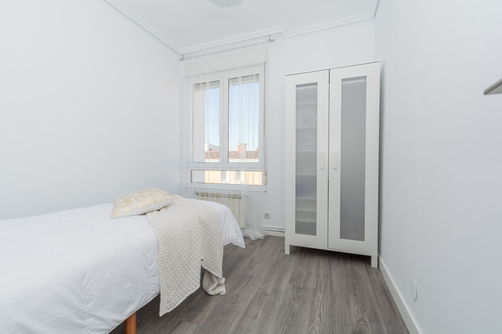Imagen de habitación de invitados escandinava con paredes grises y suelo gris