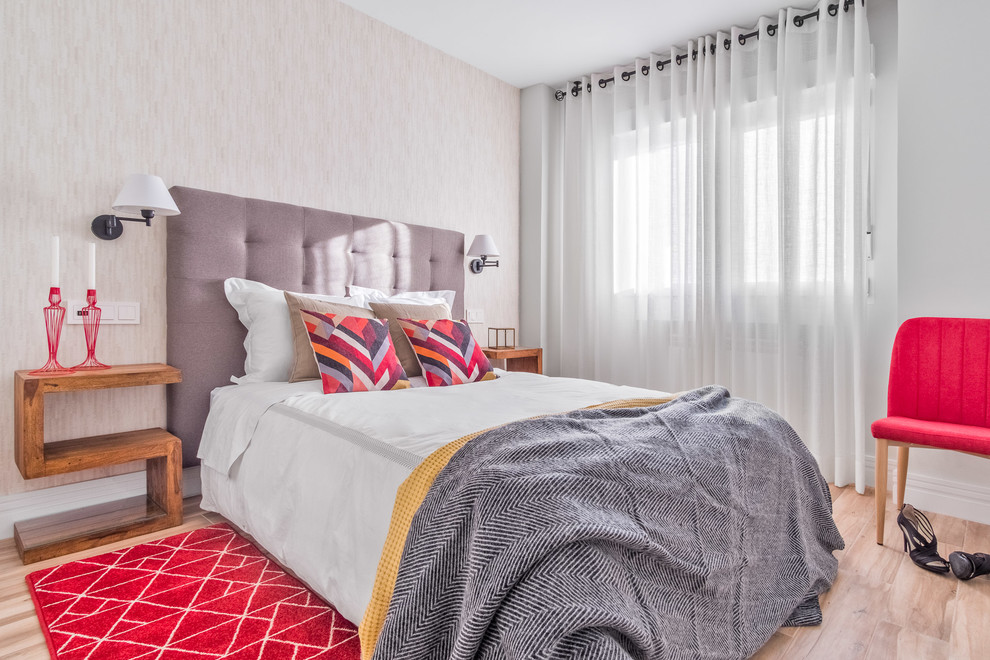 Foto de dormitorio principal contemporáneo de tamaño medio con paredes beige, suelo de madera clara y suelo beige