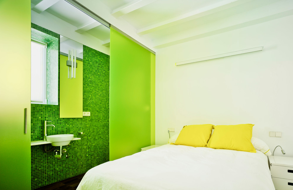 Imagen de dormitorio principal actual de tamaño medio con paredes blancas