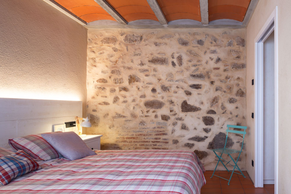 Foto di una camera matrimoniale mediterranea di medie dimensioni con pareti marroni, pavimento in terracotta e pavimento rosso