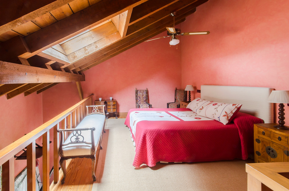 Стильный дизайн: спальня среднего размера на антресоли в стиле кантри с розовыми стенами и паркетным полом среднего тона без камина - последний тренд