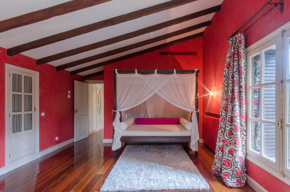 Esempio di una camera matrimoniale eclettica di medie dimensioni con pareti rosse, parquet scuro e nessun camino